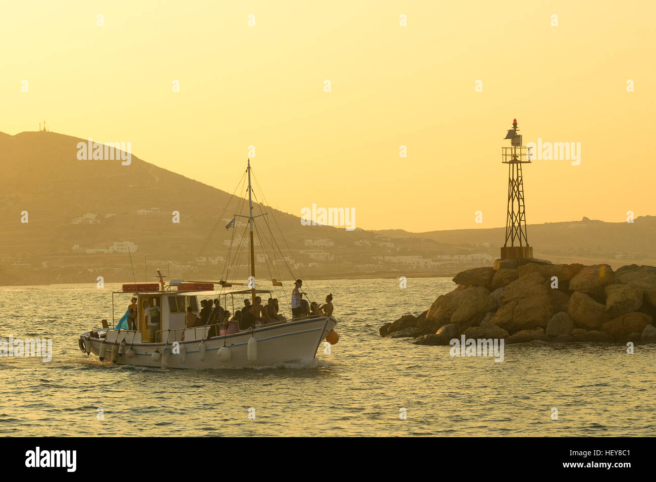 Paros, Griechenland 5. August 2016. Menschen, die genießen einer Kreuzfahrt mit einem lokalen touristischen Boot in lokalen Dorf Naoussa auf Paros. Stockfoto