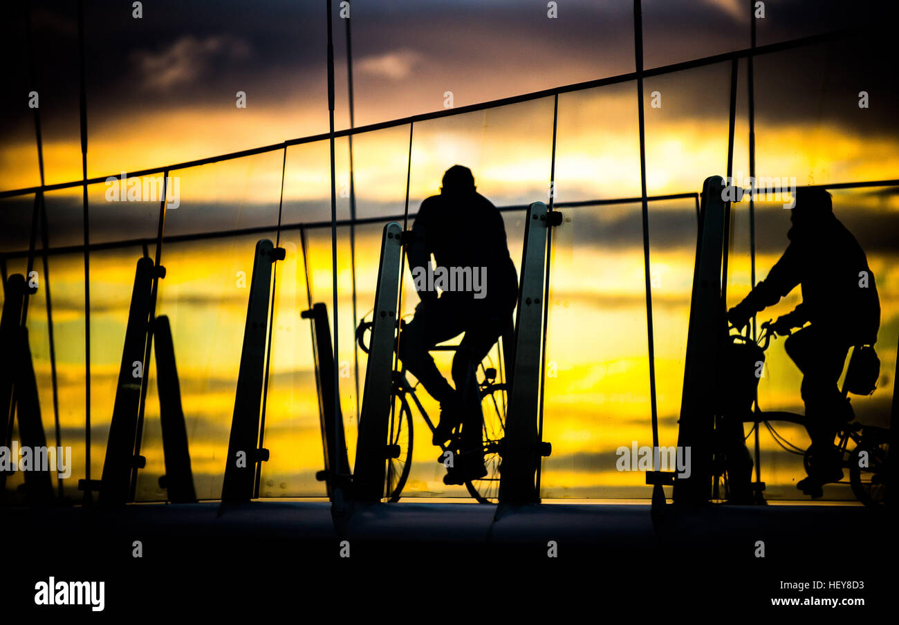 Silhouette der Radfahrer Rad fahren über eine Brücke Stockfoto