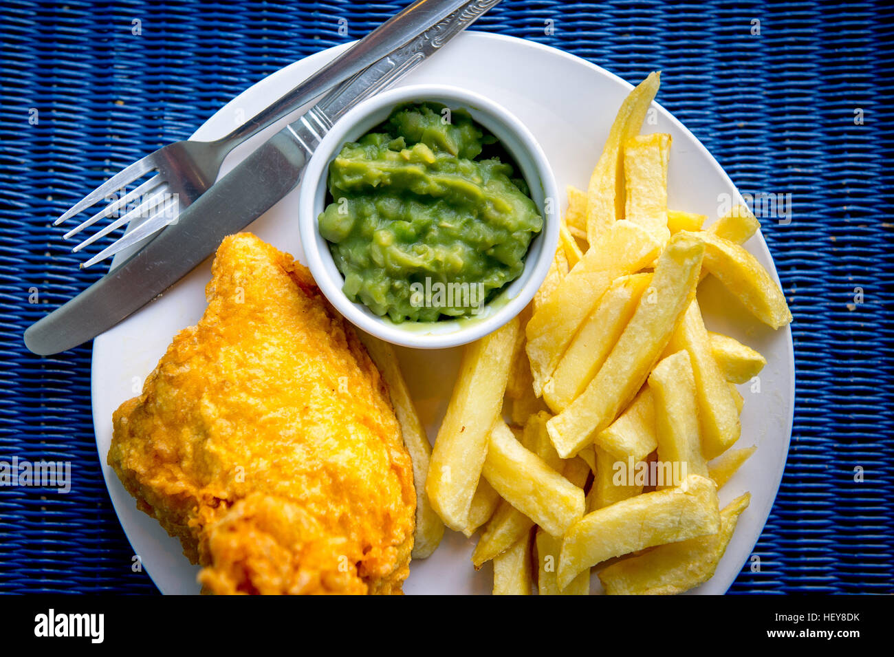 klassischen Fish &amp; Chips mit Erbsenpüree Stockfoto
