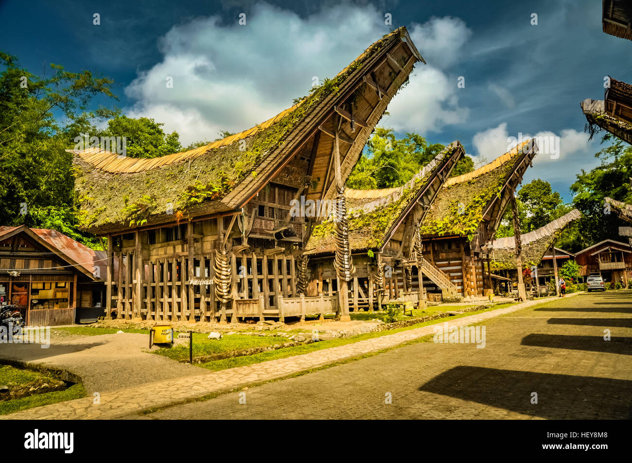 Foto von traditionellen hölzernen Tongkonans mit großen Satteldach bedeckt mit Werken in Kete Kesu, Toraja Region in Sulawesi, Indonesien. Stockfoto