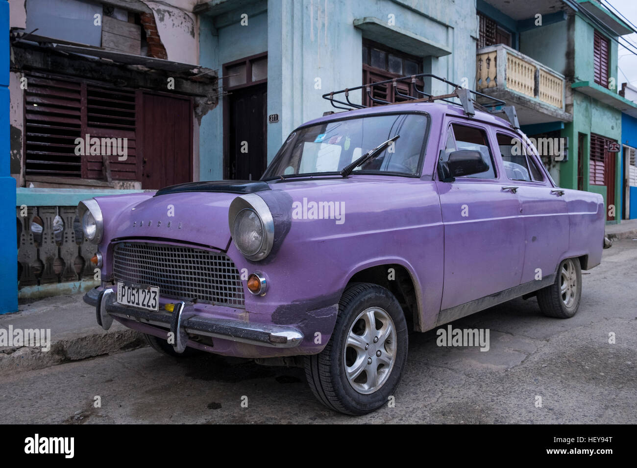 Lila lackierten Ford Consul-Auto mit viele Reparaturen an der Karosserie, Baracoa, Kuba Stockfoto