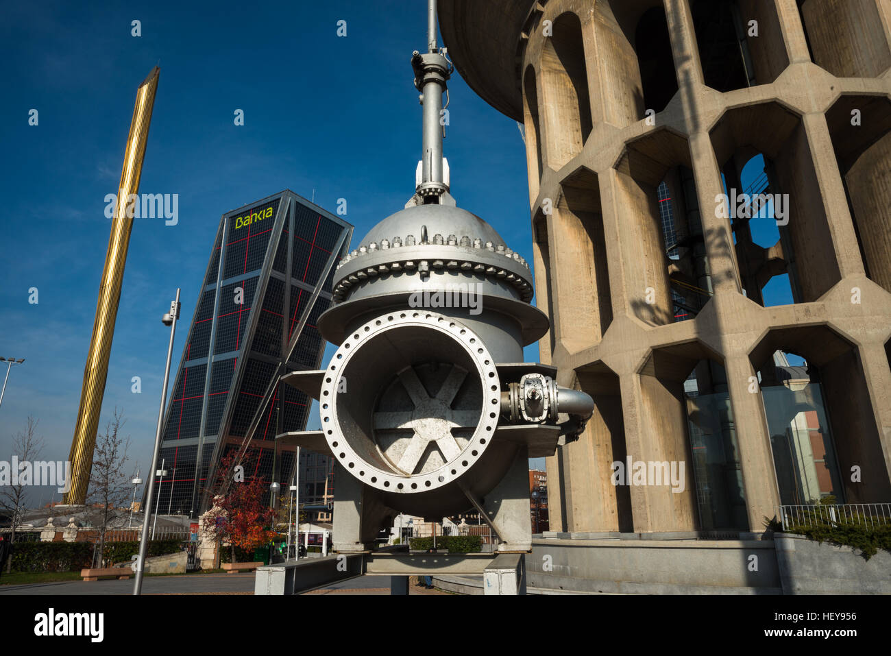 Metall-Skulptur in den Parque Cuarto Deposito, Canal de Isabell II vor einem der zwei schiefen Türme, Torres Kio Stockfoto