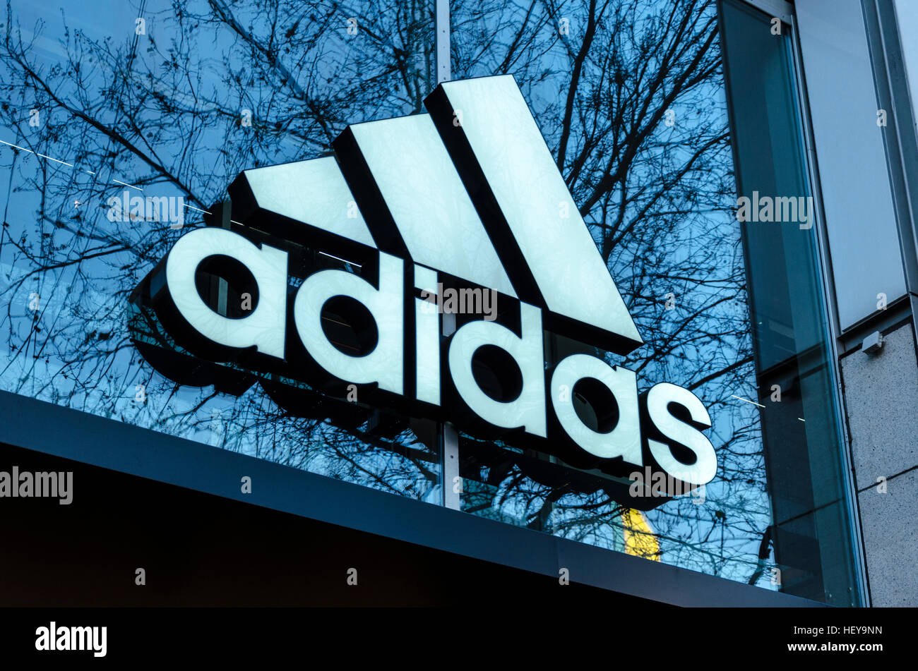 Adidas-Logo außen Store, Berlin, Deutschland Stockfoto