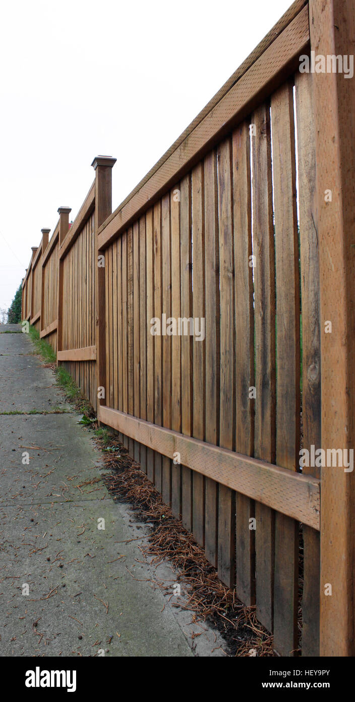 Holzzaun In Hanglagen Zu Benoten Stockfotografie Alamy