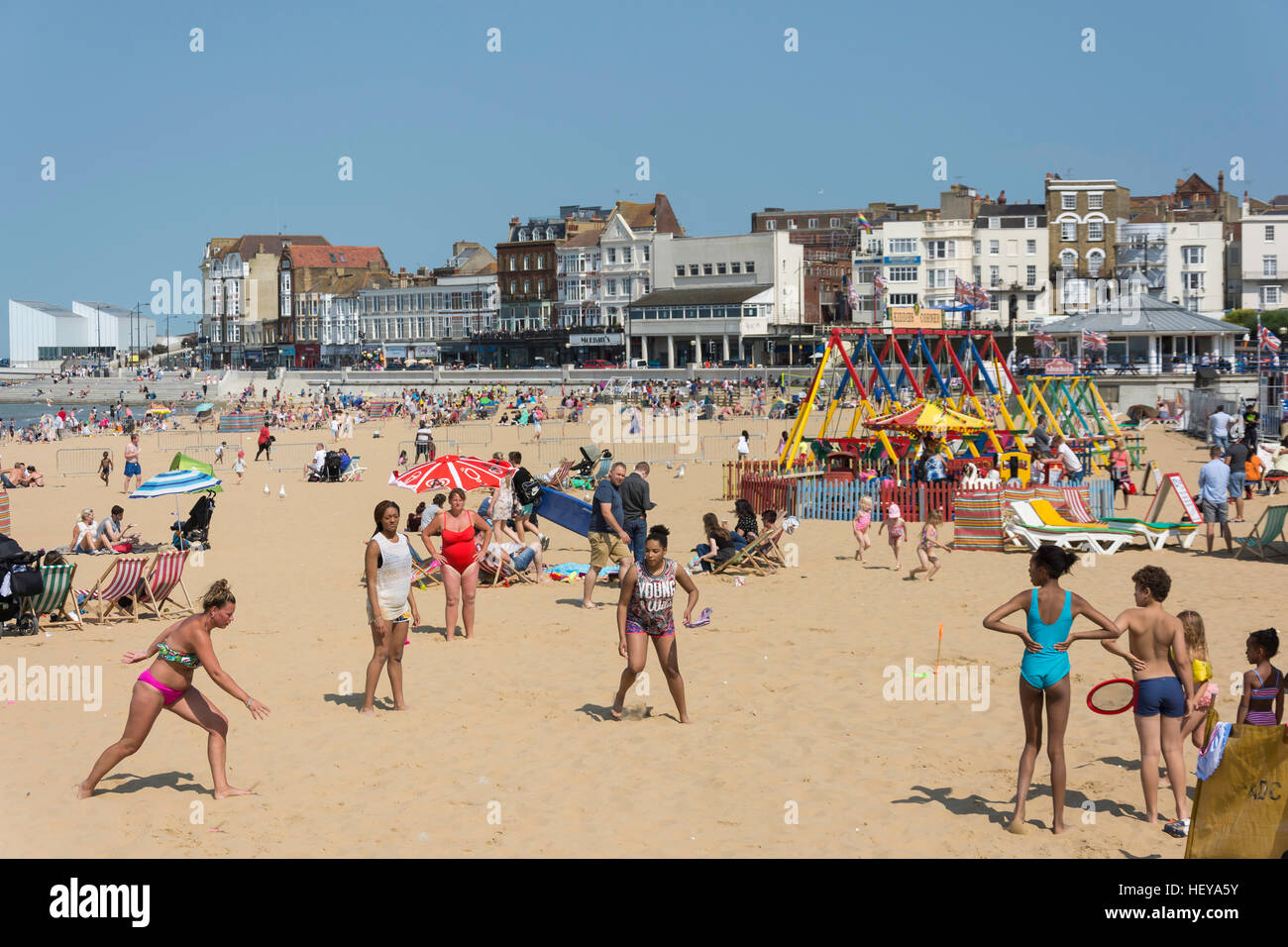 Gruppe spielen auf Margate Beach, Margate, Kent, England, Großbritannien Stockfoto