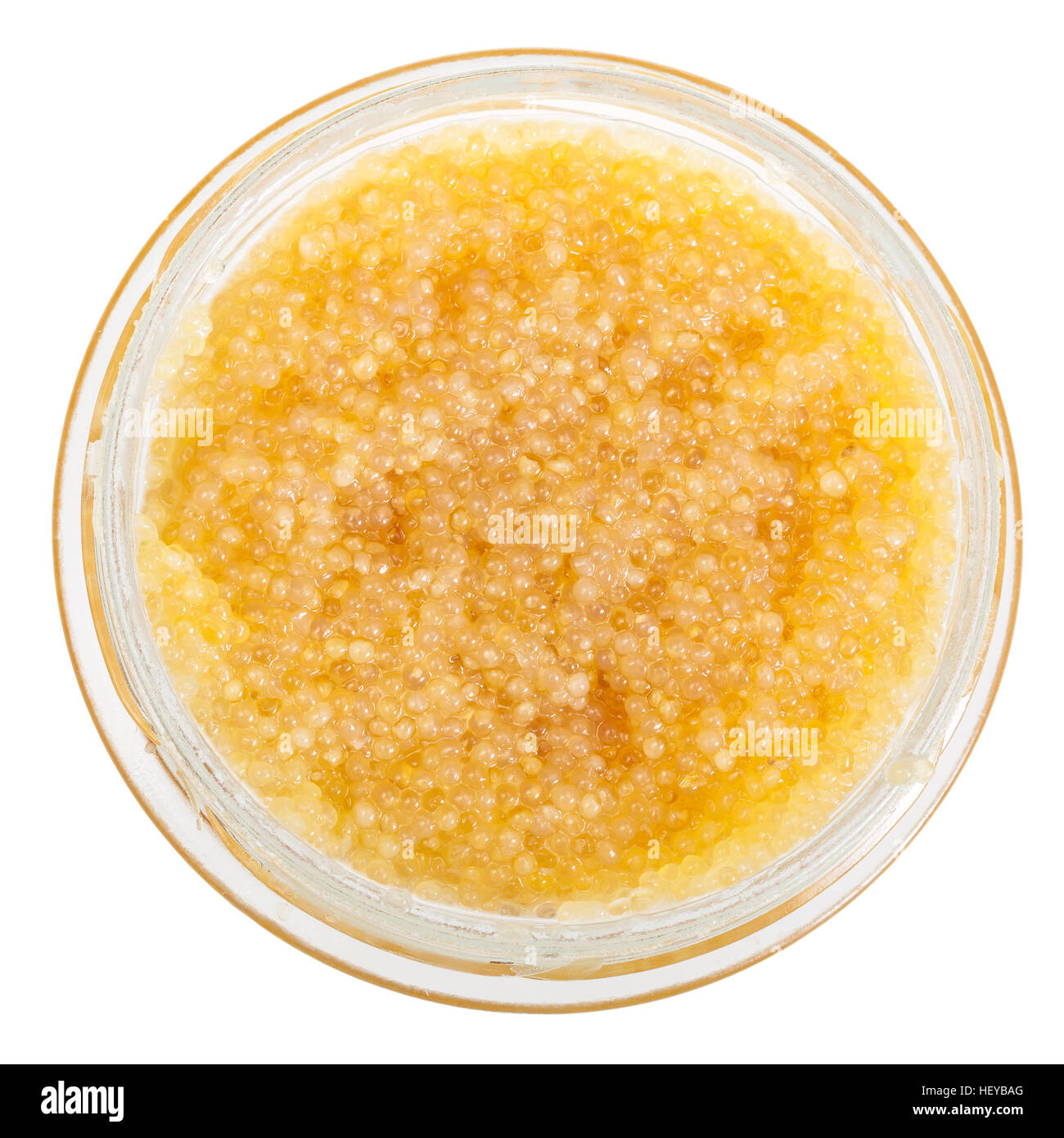 Draufsicht auf Glas mit gelben Kaviar Hecht Fischen isolierten auf weißen Hintergrund Stockfoto
