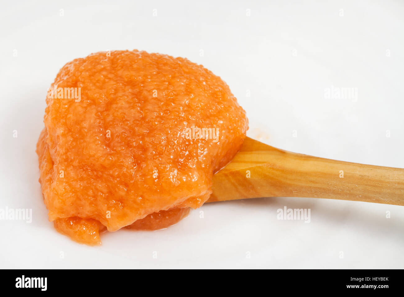 salzige Kaviar der Karpfen in Holzlöffel auf weißen Teller Stockfoto