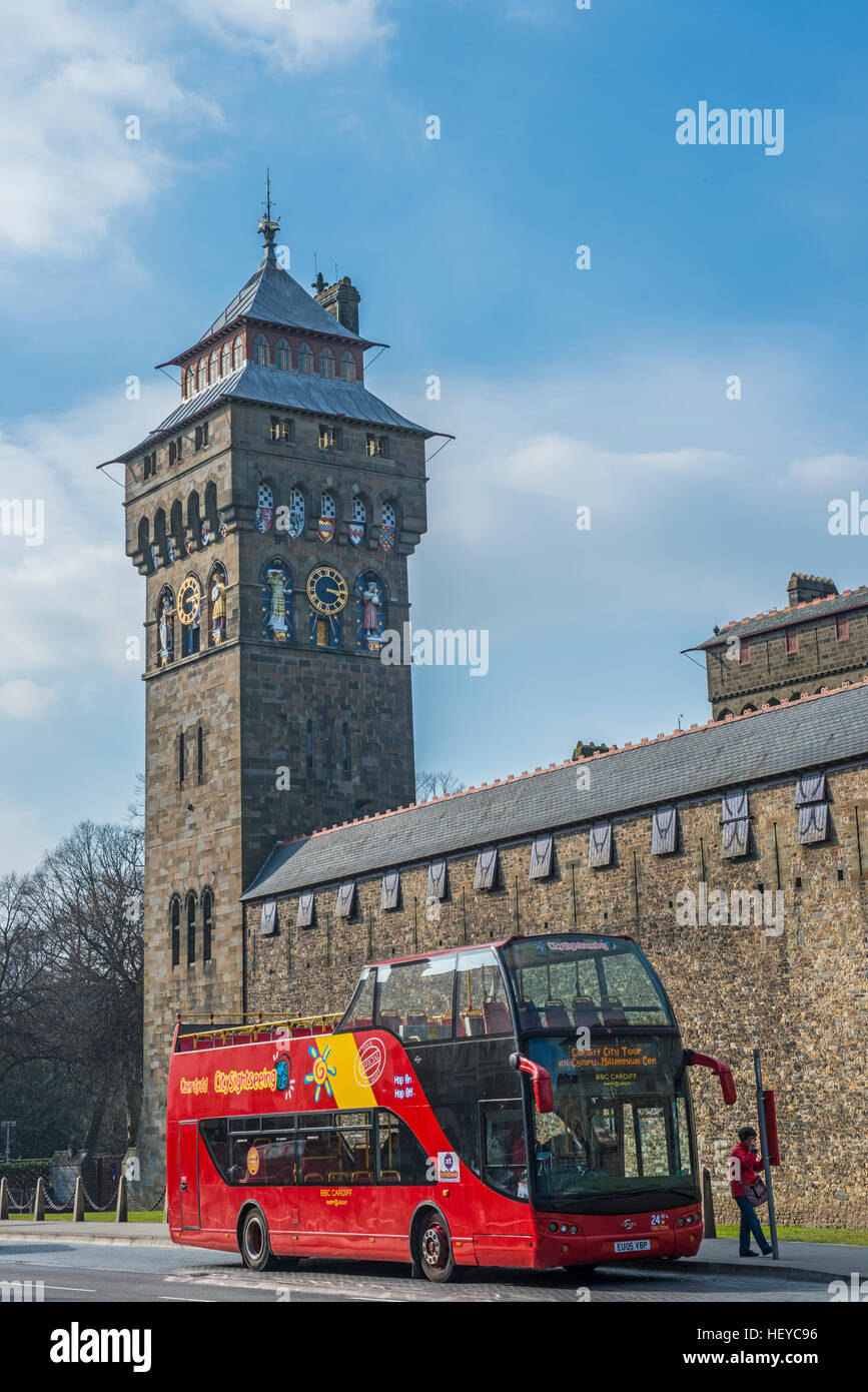 Cardiff Castle Clock Tower und Stadtbus "Sightseer" South Wales an einem sonnigen Tag Stockfoto