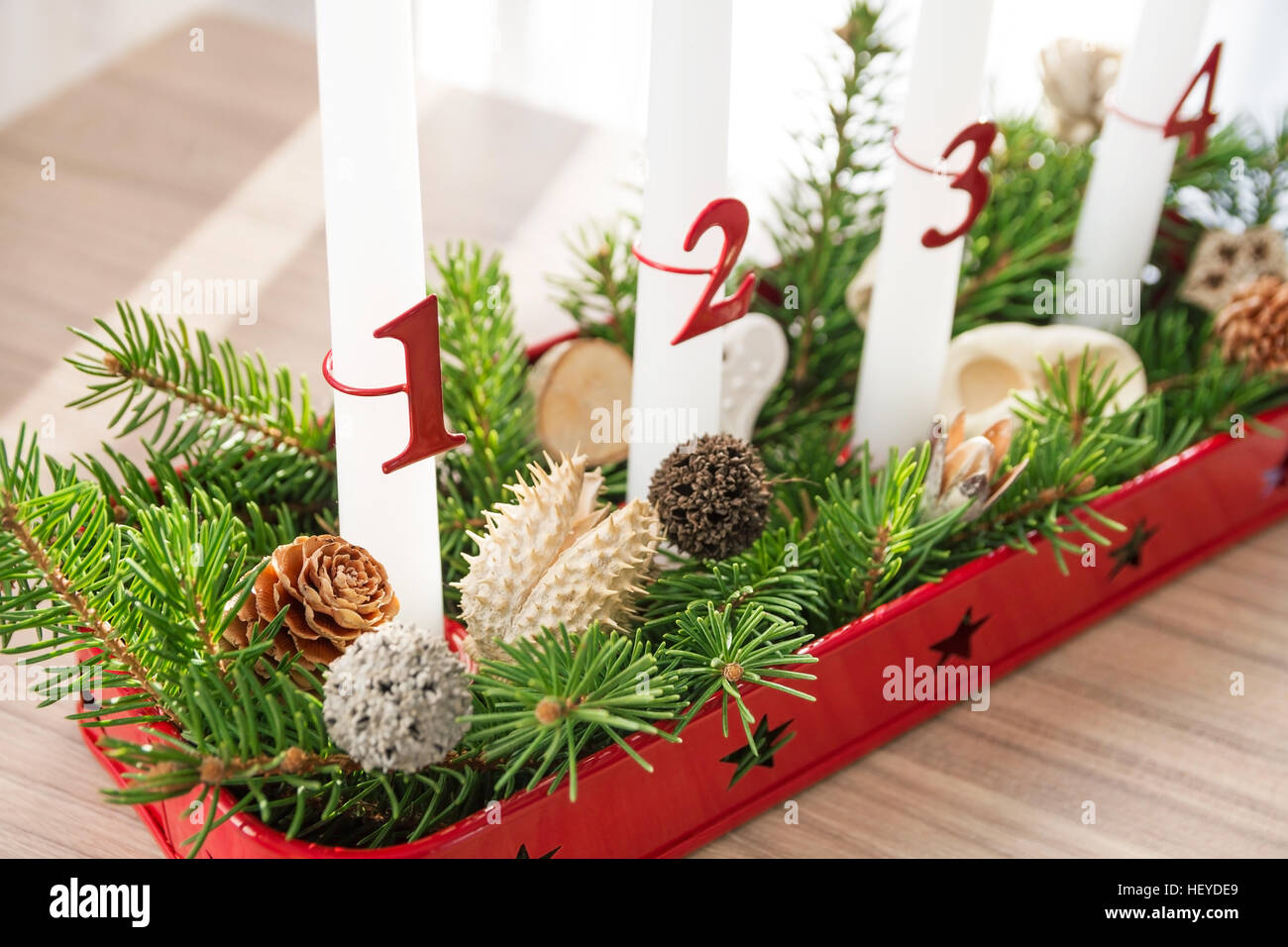 Weihnachten Advent Kranz Closeup mit Dekoration auf Tisch, ersten Advent Kerze im Fokus Stockfoto