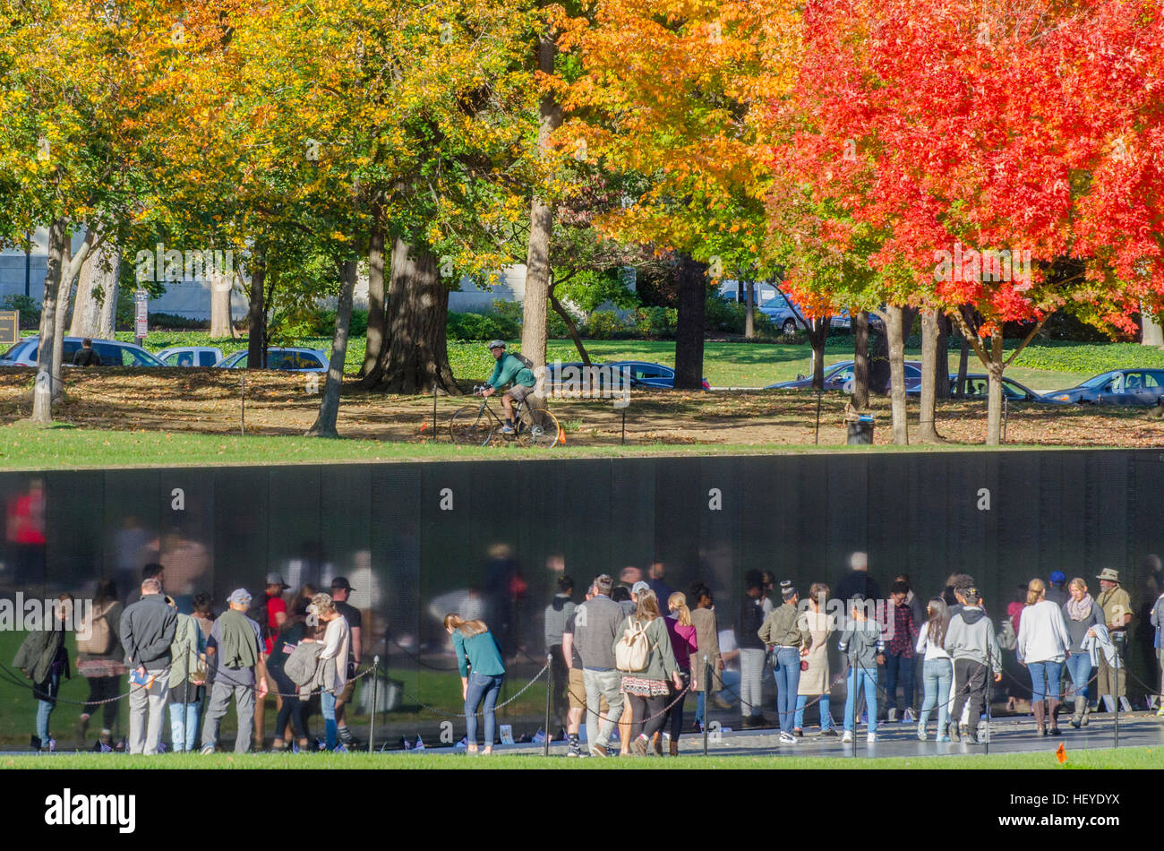 Reflexionen, Menschen und Objekte an der Wand des Vietnam Veterans Memorial in Washington, DC. Stockfoto