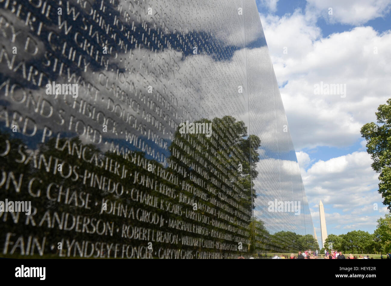 Himmel und Wolken spiegeln sich in der Wand des Vietnam Veterans Memorial in Washington, DC. Stockfoto