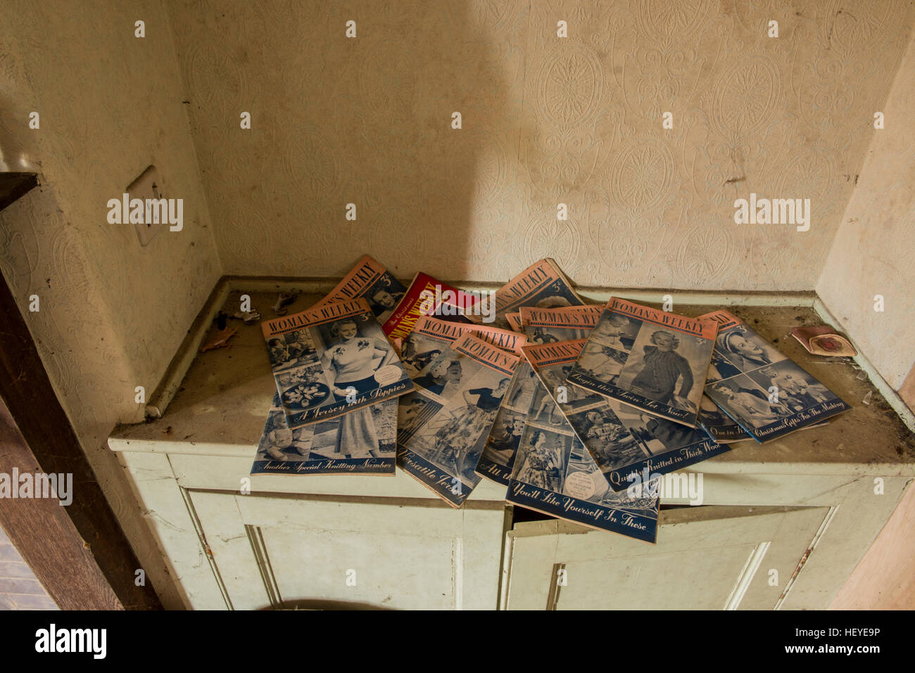 Alten Womans Wochenzeitschriften in einen verlassenen/aufgegeben-Shop und Wohnräumen im Dorf Banham, Norfolk, Großbritannien Stockfoto