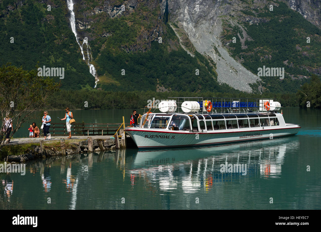 Eine malerische Bootsfahrt über Lovatnet See, Nationalpark Jostedalsbreen. In der Nähe von Loen. Lodal Tal. Nordfjord. Norwegen. Stockfoto