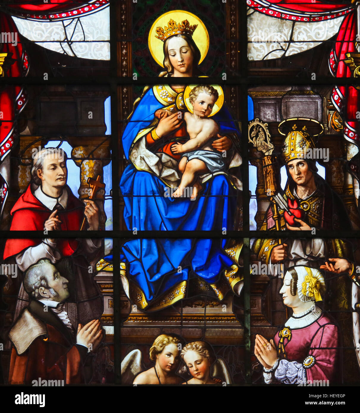 Glasmalerei (1851) in Saint Nicholas Church, Gent, Darstellung Mutter Mary und das Jesuskind, Madonna und Kind, und den Gebern und verschiedener Heiliger Stockfoto