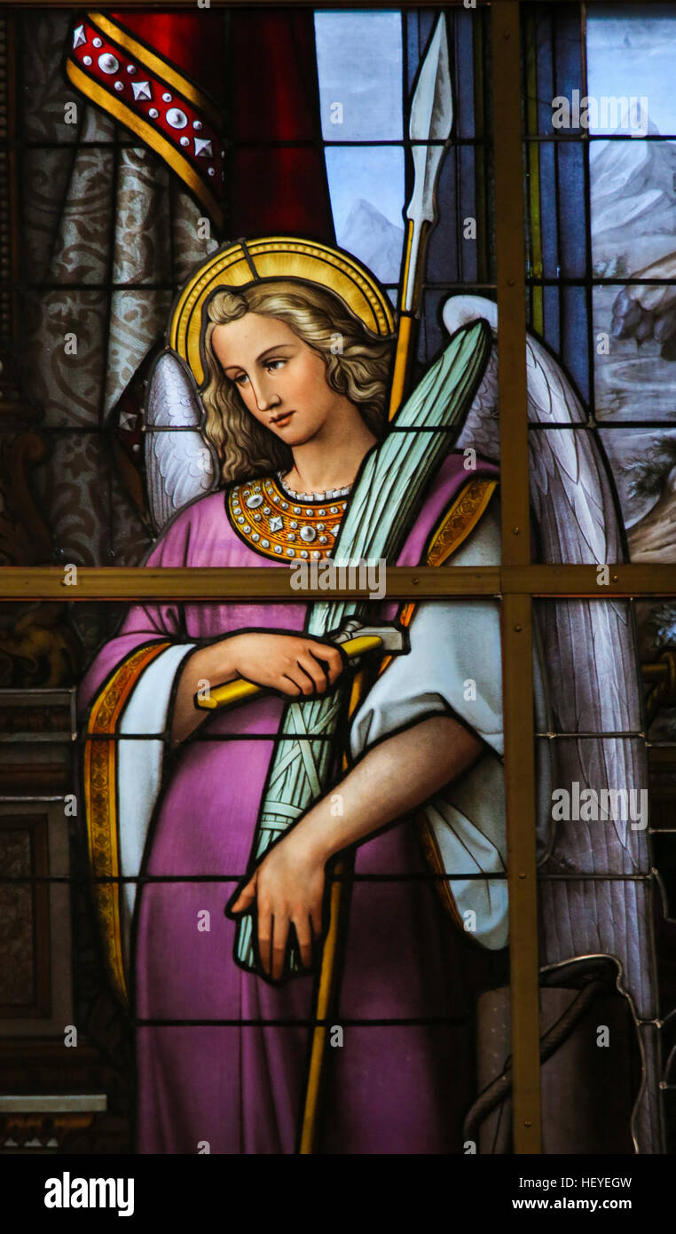 Glasmalerei in Saint Nicholas Church, Gent, Belgien, zeigt eine Allegorie auf das Leiden Jesu, ein Engel hält die Arma Christi oder der Inst Stockfoto