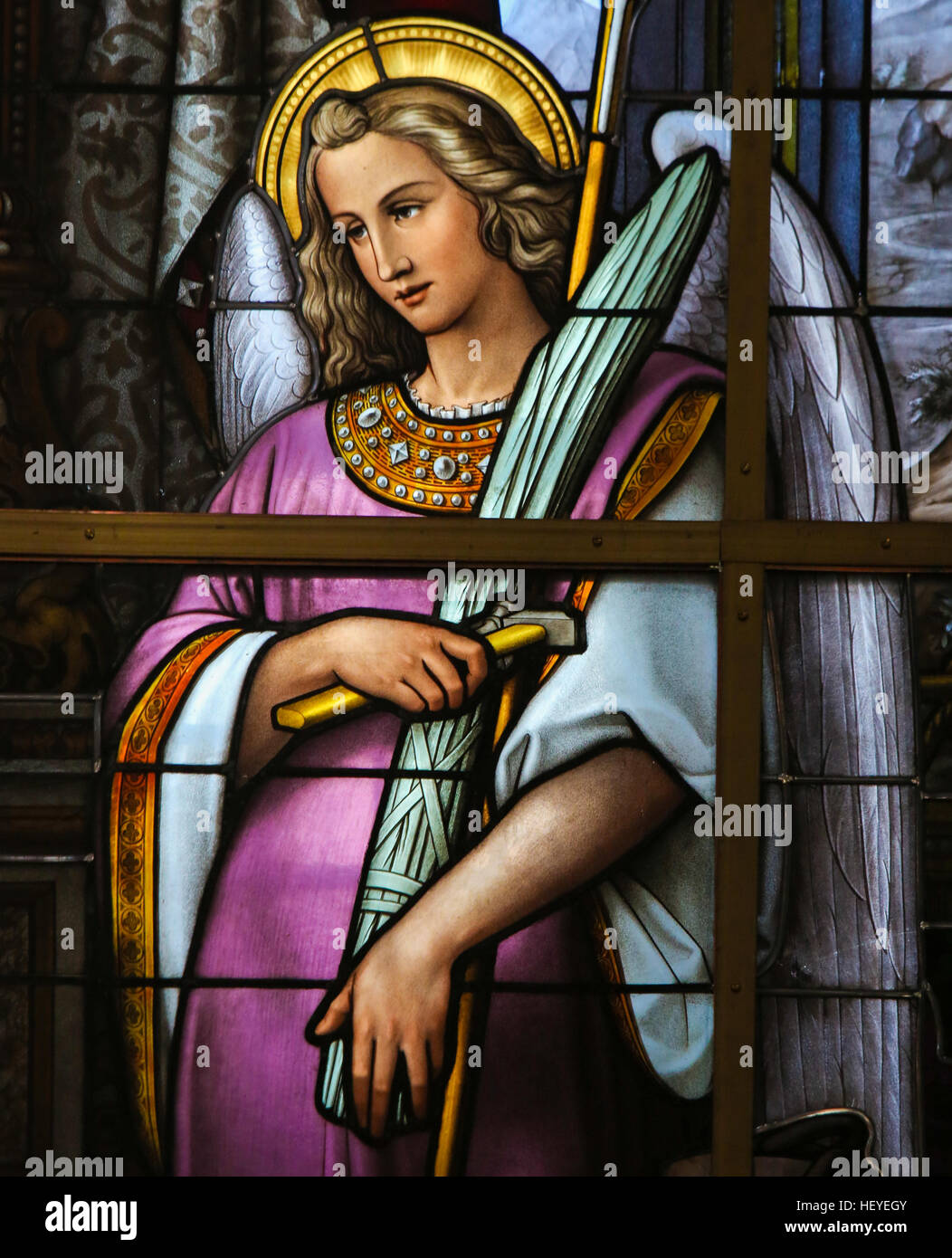 Glasmalerei in Saint Nicholas Church, Gent, Belgien, zeigt eine Allegorie auf das Leiden Jesu, ein Engel hält die Arma Christi oder der Inst Stockfoto