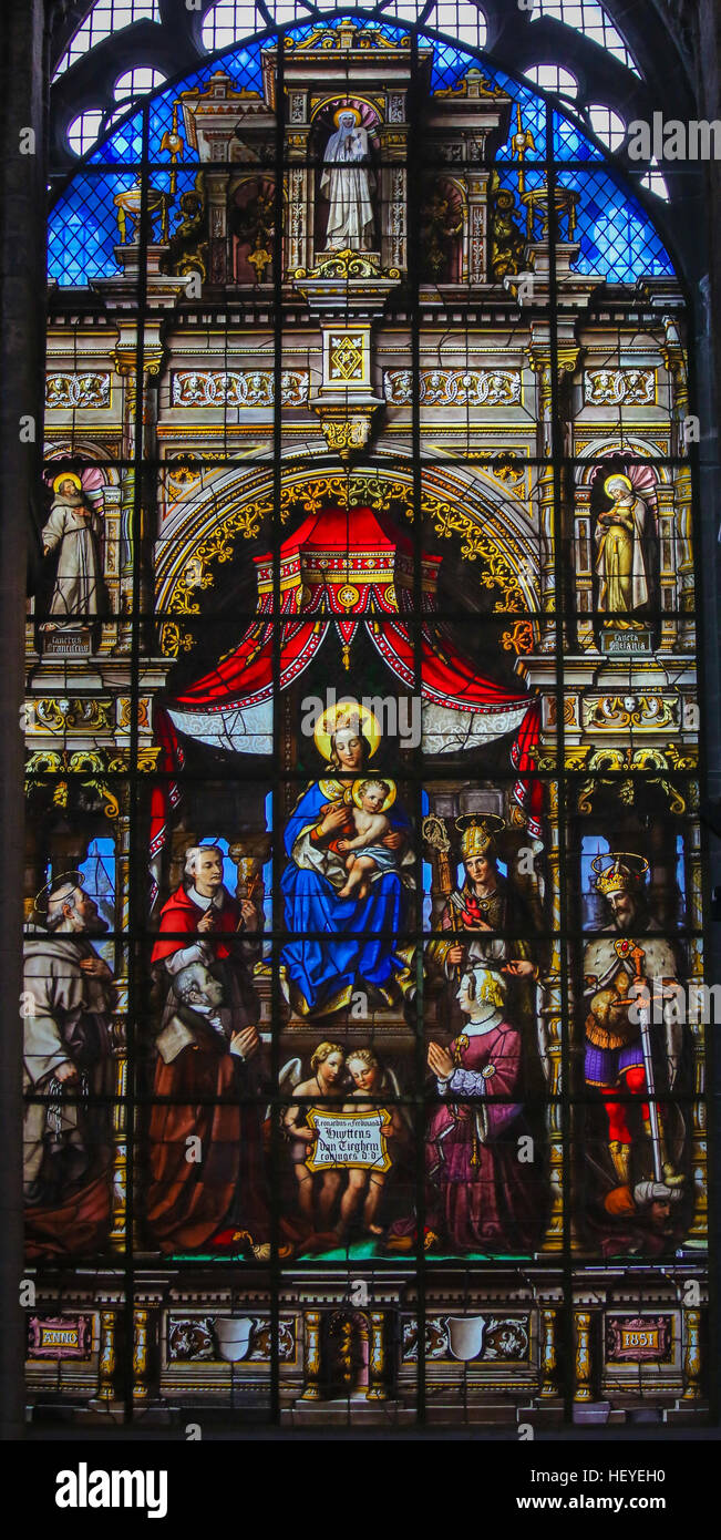 Glasmalerei (1851) in Saint Nicholas Church, Gent, Darstellung Mutter Mary und das Jesuskind, Madonna und Kind, und den Gebern und verschiedener Heiliger Stockfoto