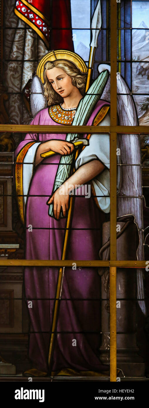Glasmalerei in Saint Nicholas Church, Gent, Belgien, zeigt eine Allegorie auf das Leiden Jesu, ein Engel hält die Arma Christi oder der Inst Stockfoto