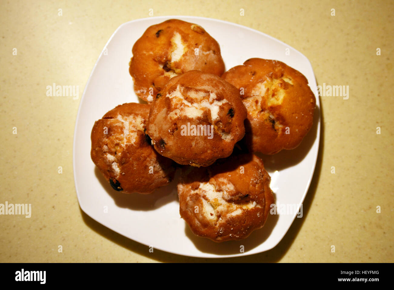 Muffins auf Teller mit selektiven Fokus auf nächsten Muffin. Stockfoto