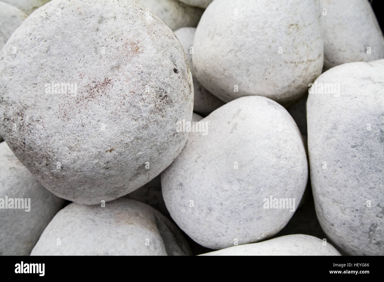 Glatte weiße extra große Kieselsteine Stockfoto
