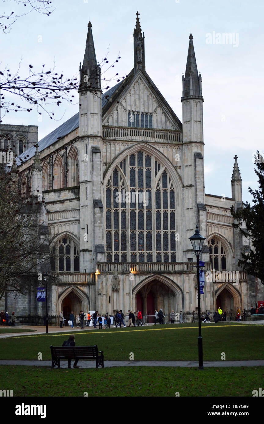 Vorderseite der Winchester Cathedral an einem späten Nachmittag im Dezember Stockfoto