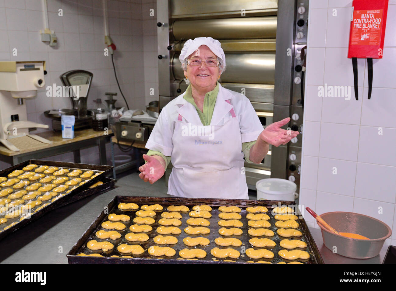 Portugal, Alentejo: Mrs Belmira schafft immer noch die älteste Keksfabrik in Castelo de Vide Stockfoto