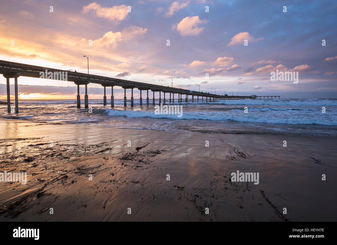 Sonnenuntergang an der Küste mit Blick auf den Ocean Beach Pier. San Diego, Kalifornien, USA. Stockfoto