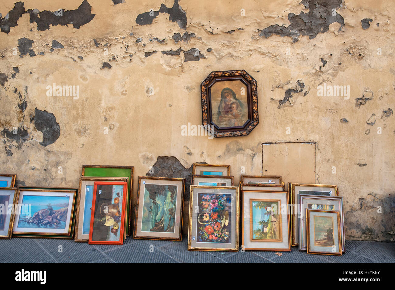 Der berühmte und trendy Antiquitätenmarkt in Arezzo, Toskana, Italien. Auf diesem Foto einer Ecke der Stadt mit alten Bildern Stockfoto