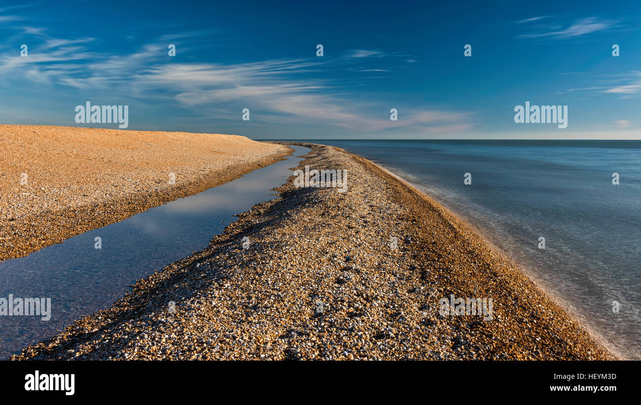Strand bei Flut an Dungeness, Kent, England Stockfoto