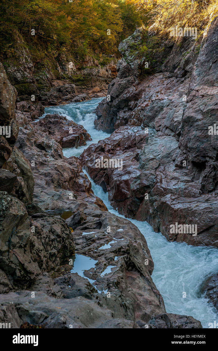 Russland, Republik Adygea. White Mountain River in der felsigen Schlucht. Granite Canyon. Stockfoto