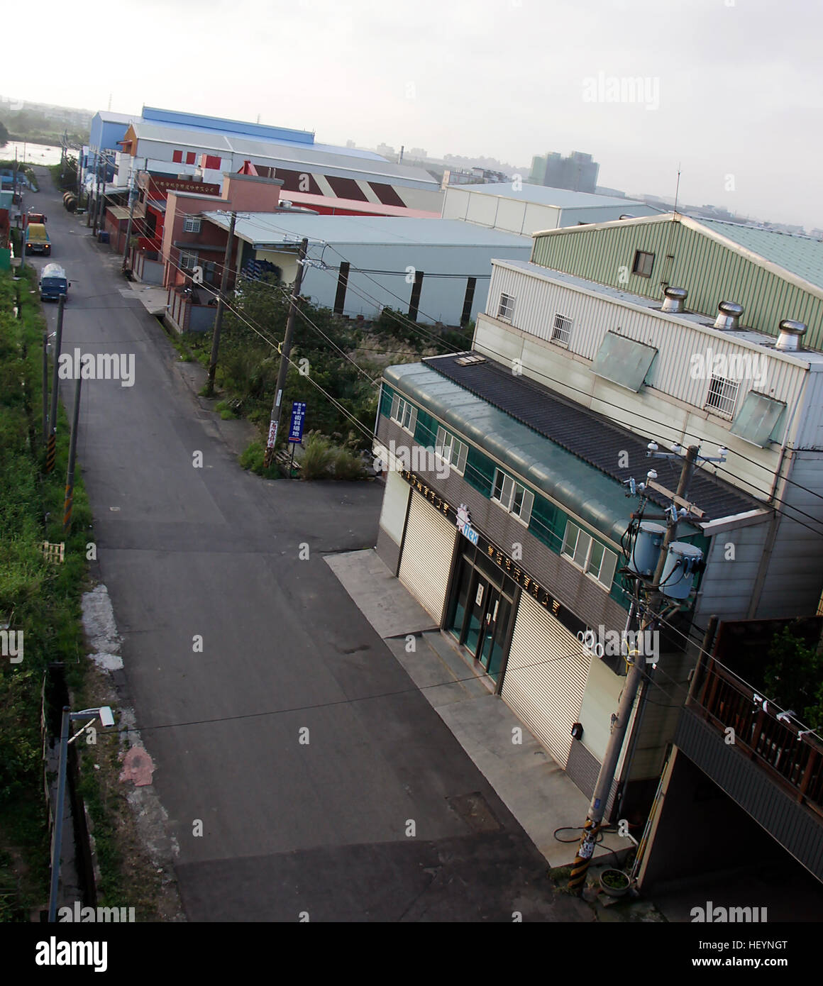 Blickte auf einer Straße in einer industriellen Umgebung. Stockfoto