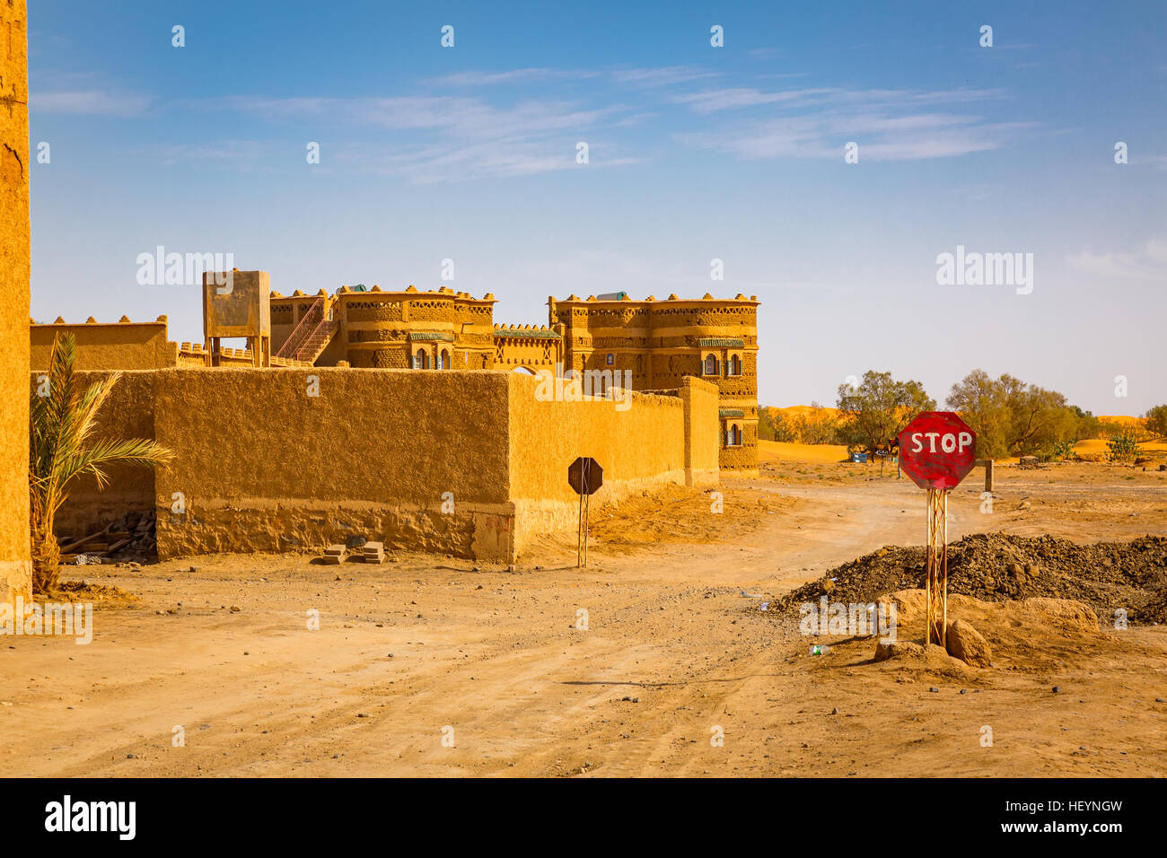 Straße Dorf Merzouga in Marokko am Rande der Sahara. Stockfoto