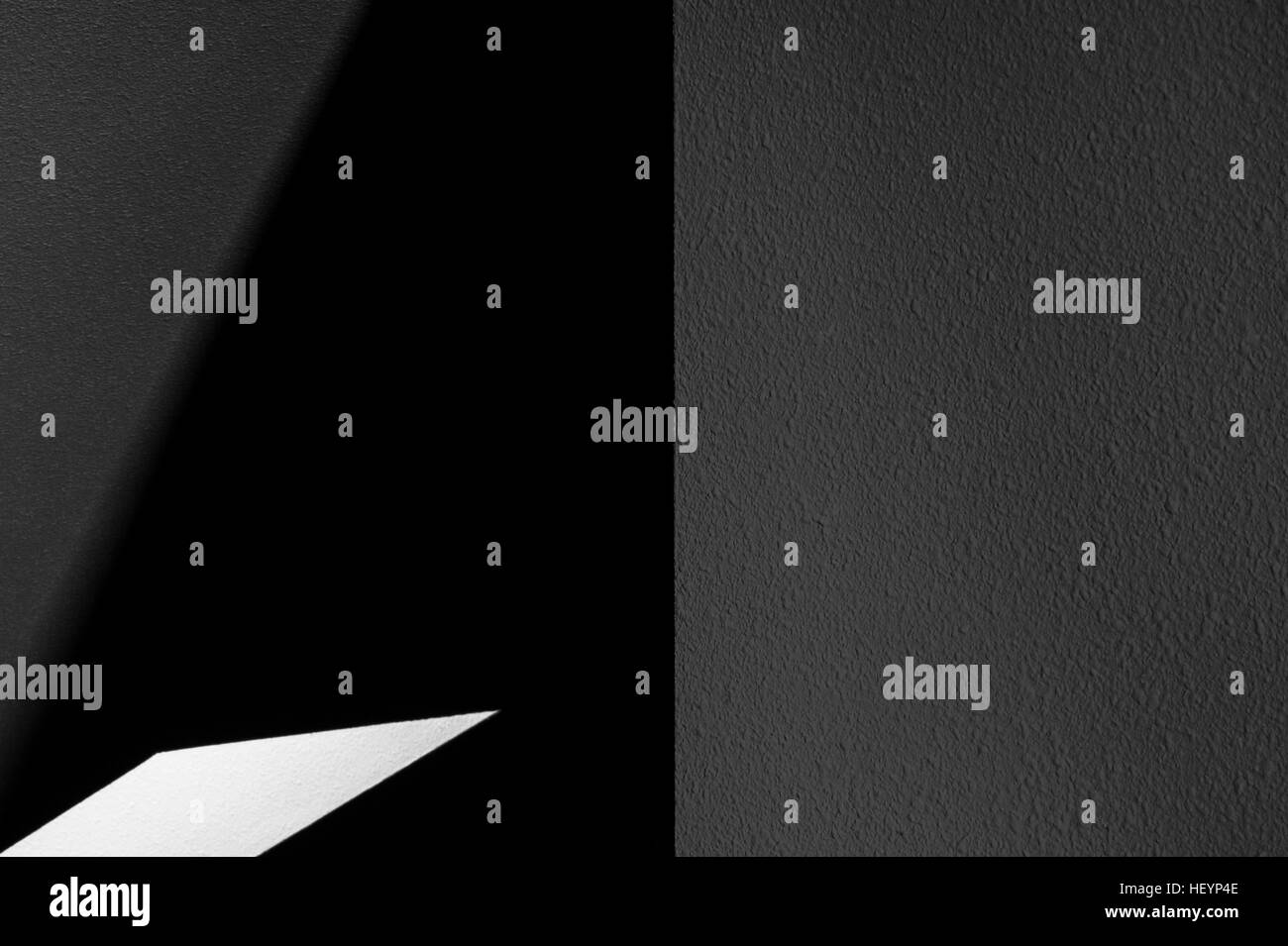 Abstrakte Formen Innenraum mit Licht und dunkle Winkel Wand und leeren Raum Stockfoto
