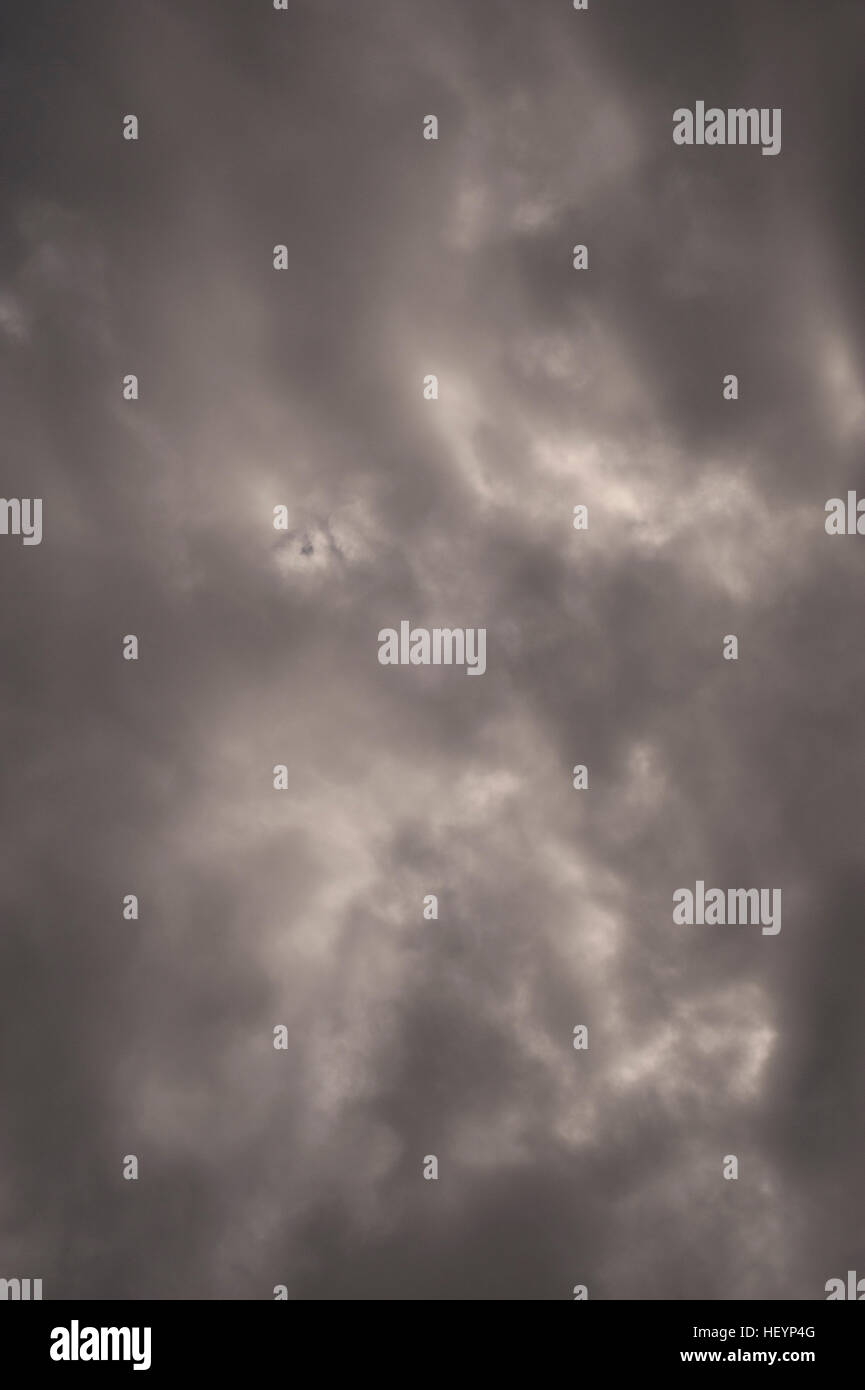 Stratocumulus Wolken verdunkeln Himmel mit Wolkenmuster und Formen Stockfoto