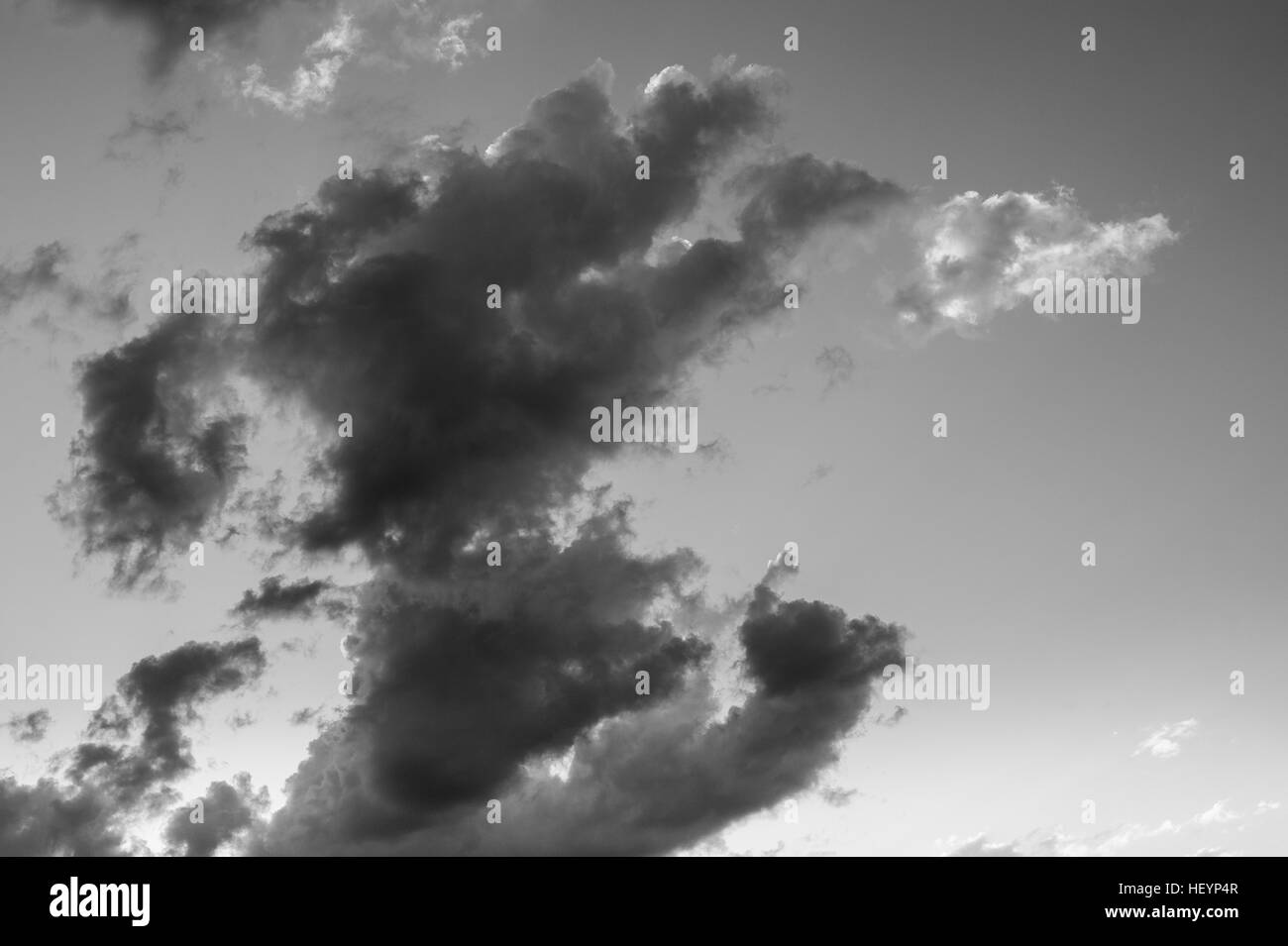 Dramatische Gewitterwolken in Richtung Sonnenuntergang Stockfoto