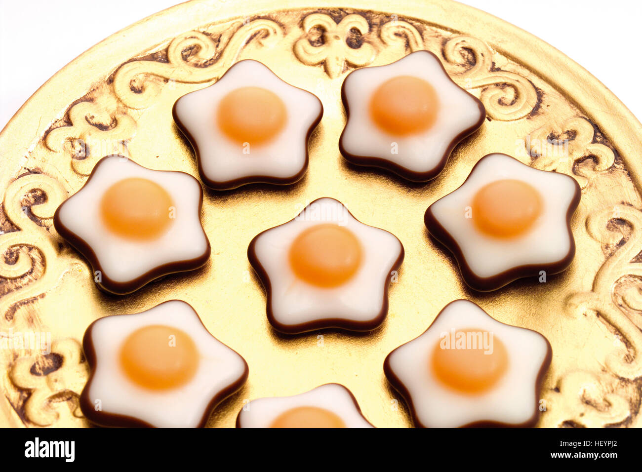 Fondant Sterne auf einem goldenen Teller Stockfotografie - Alamy