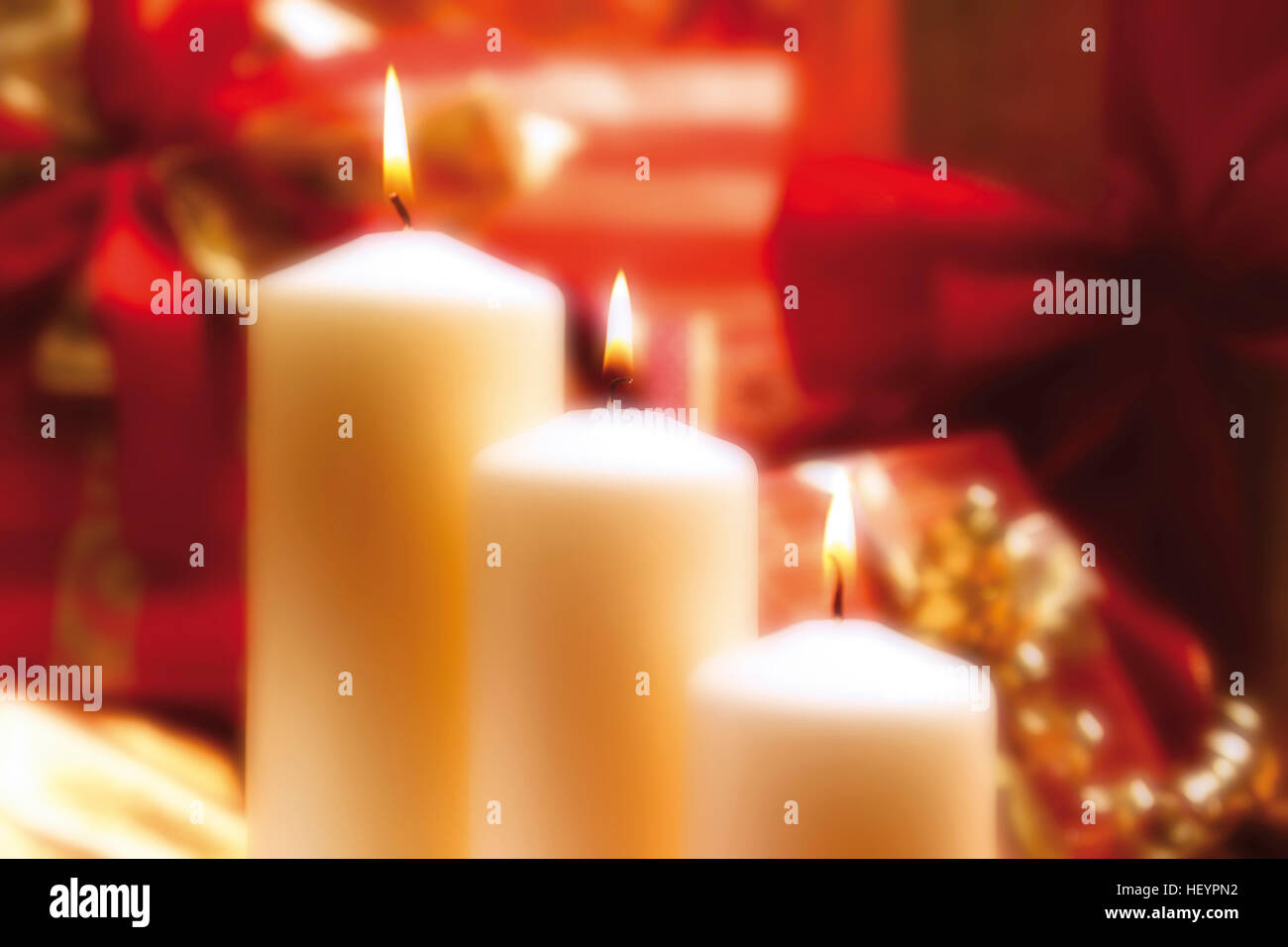 Drei weiße brennende Kerzen, Kerzen Stockfoto
