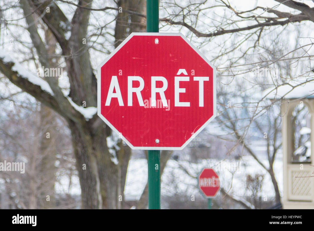 Stoppschild (Panneau Arret) von Quebec auf Französisch im winter Stockfoto