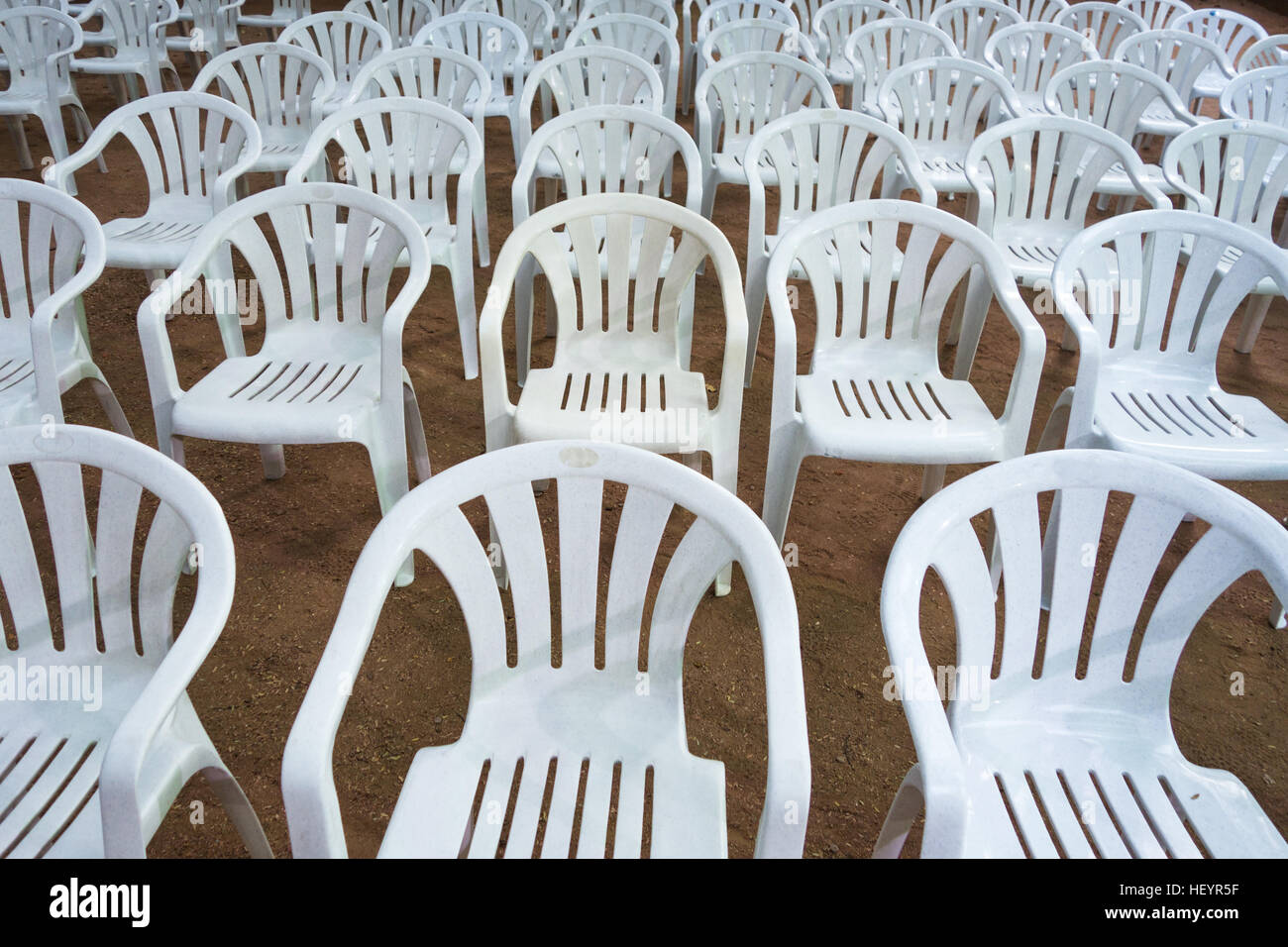 Leere weiße Plastikstühle angeordnet im Freien Theater-Stil Stockfoto