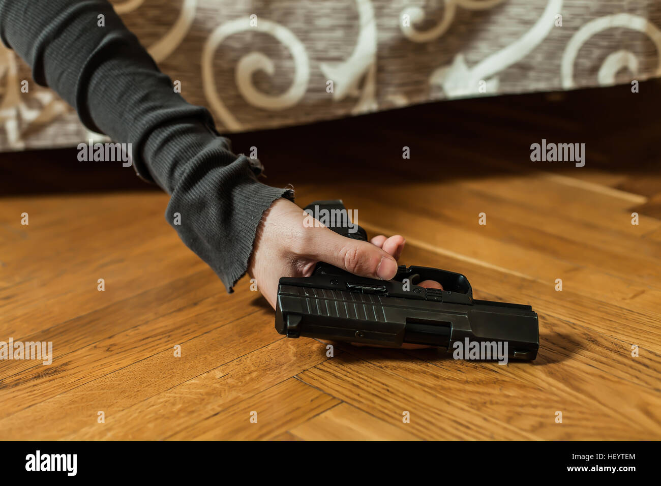 Depressive Menschen begehen Selbstmord mit Pistole geschossen. Stockfoto