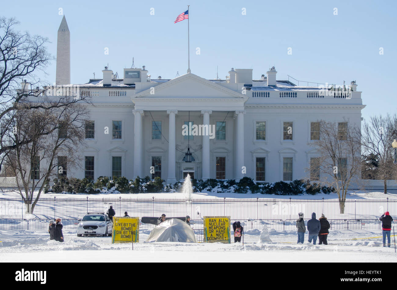 Nördlichen Portikus des weißen Hauses, mit Schnee. Washington Monument ist im Hintergrund. Gelbe Schilder im Vordergrund markieren Anti-Atom Stockfoto