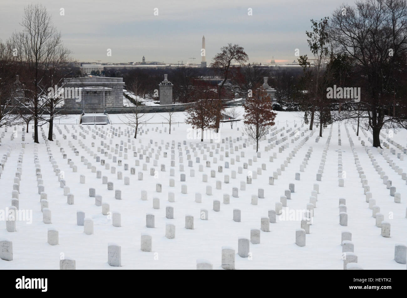 Arlington Staatsangehörig-Kirchhof mit Schnee. Skyline von Washington DC ist im Hintergrund. Stockfoto