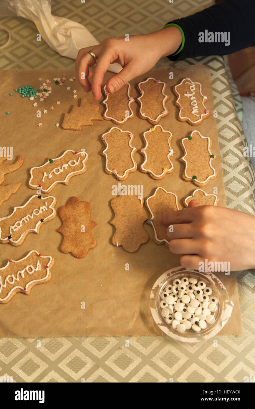 Cookies mit Puderzucker Rohr Dekoration Stockfoto