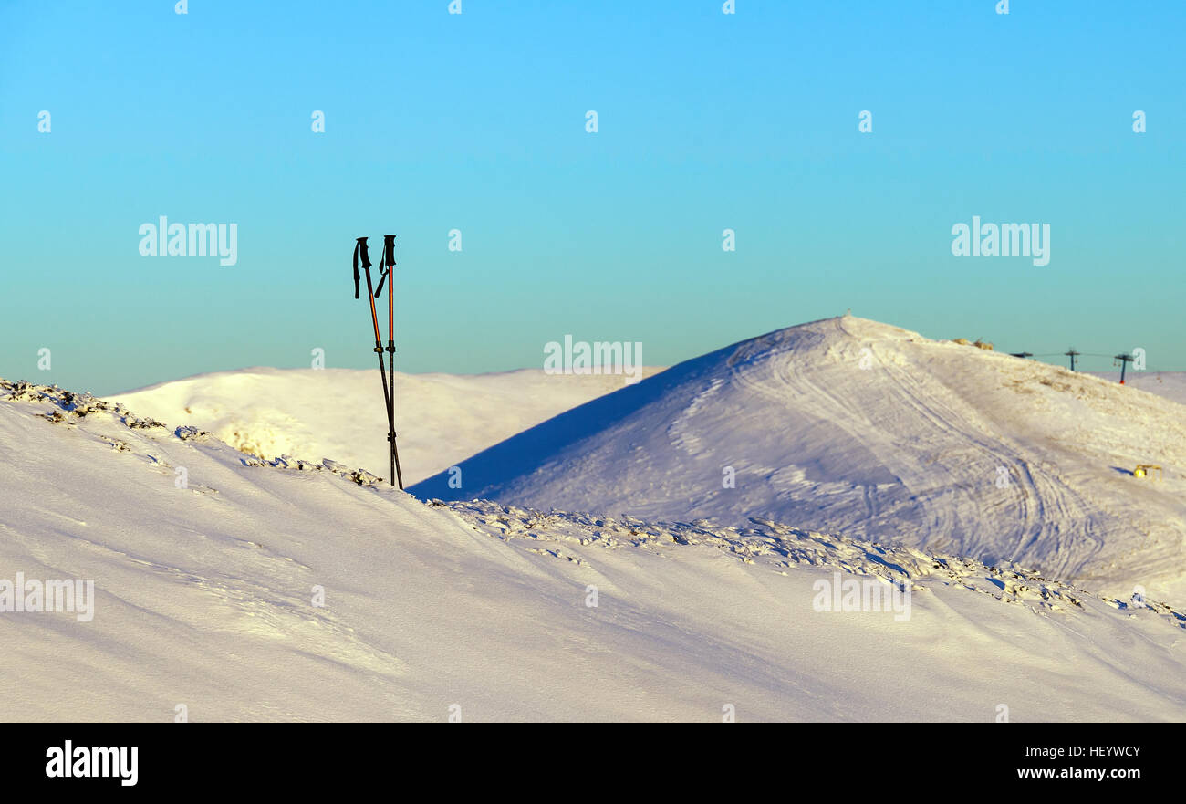 Ein Paar Skistöcke in den Bergen. Stockfoto