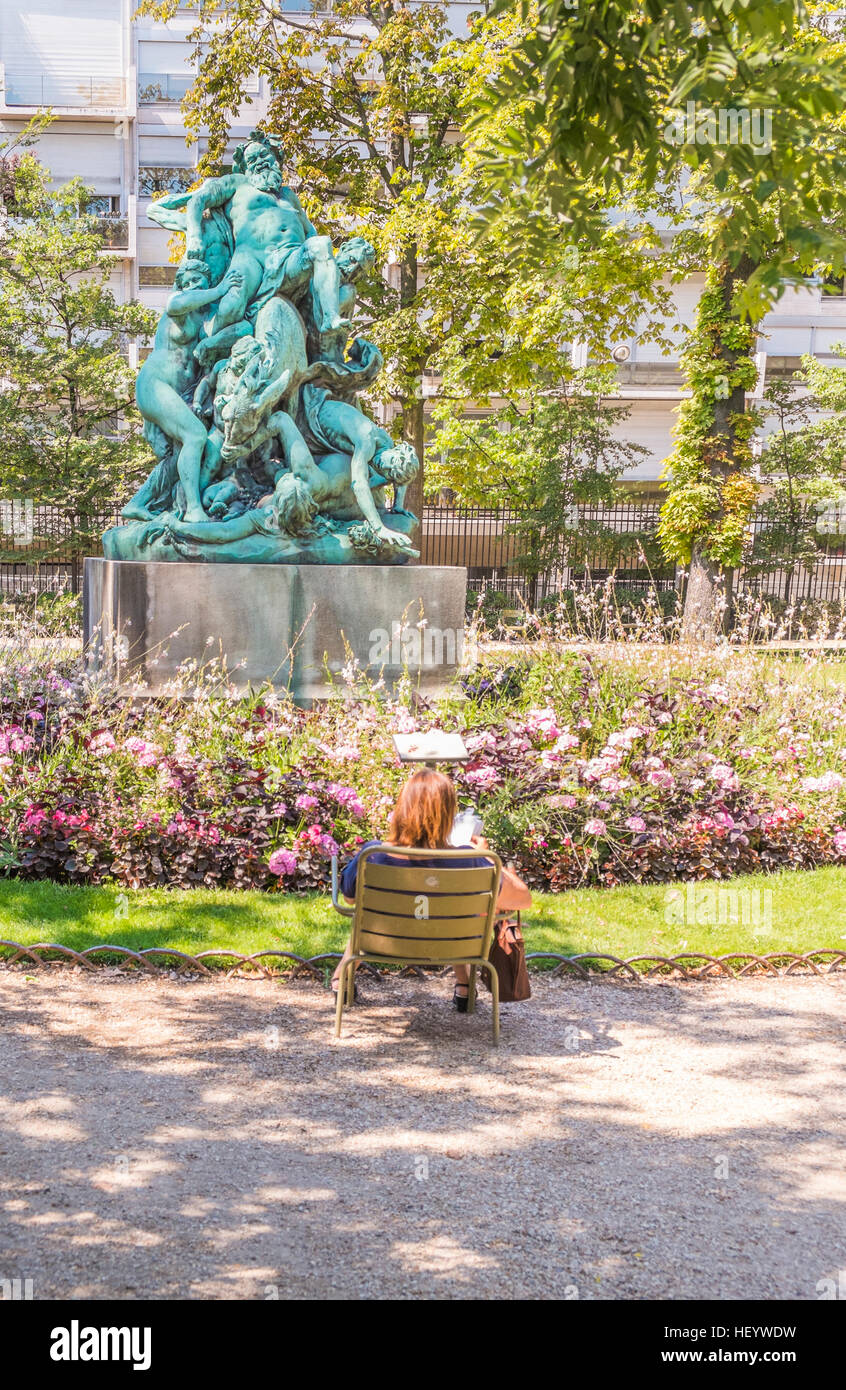 Frau liest vor le Triomphe de Silene vom Bildhauer Jules Dalou, Jardin du luxembourg Stockfoto