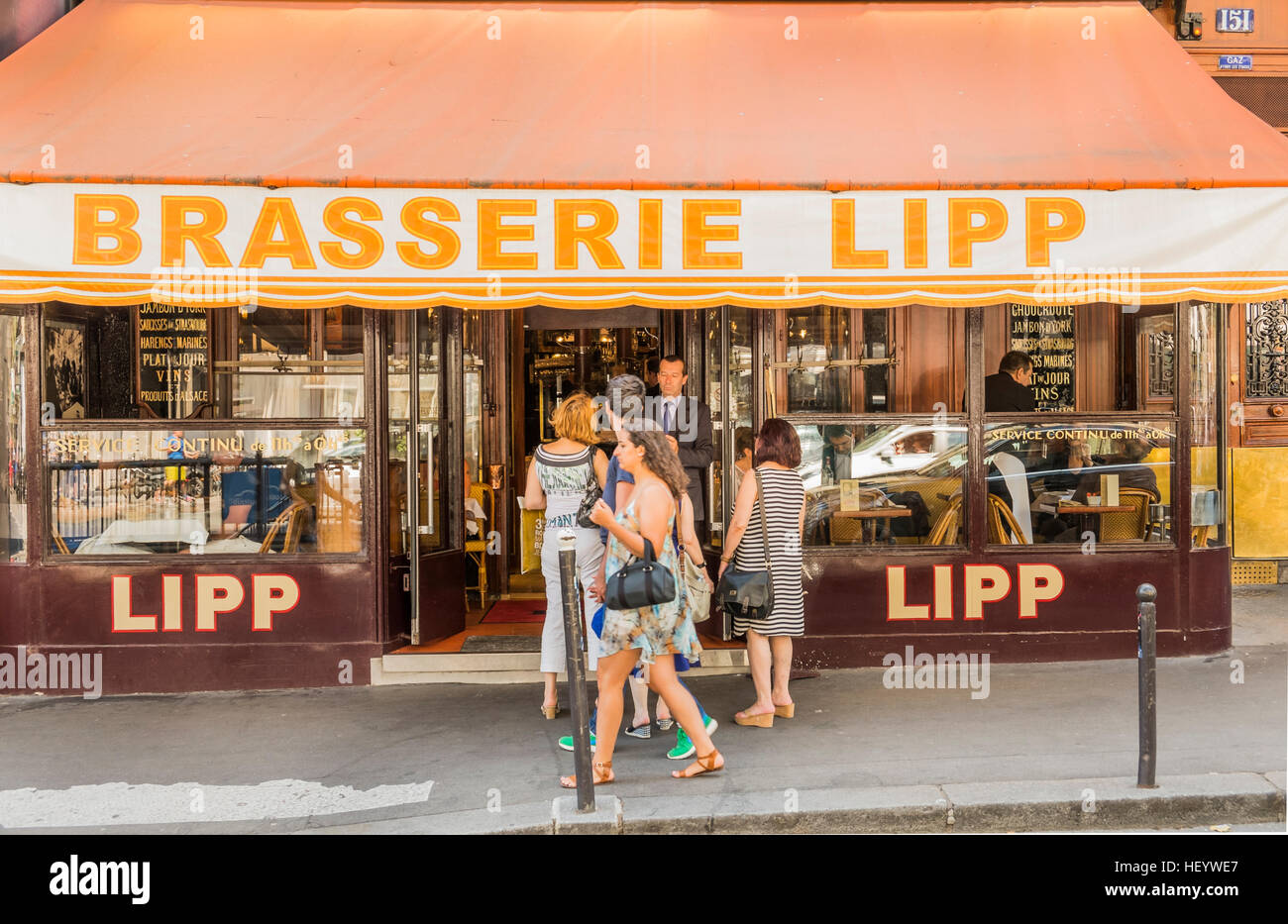 Straßenszene vor Brasserie lipp Stockfoto