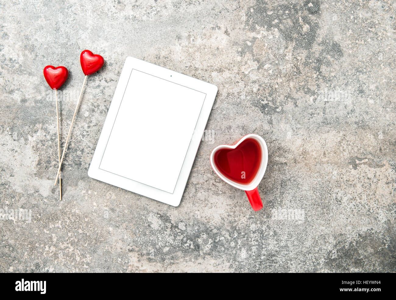 Tablet-PC mit roten Herzen Decoartion und Tee. Valentinstag-Konzept mit Platz für Text und Bild Stockfoto