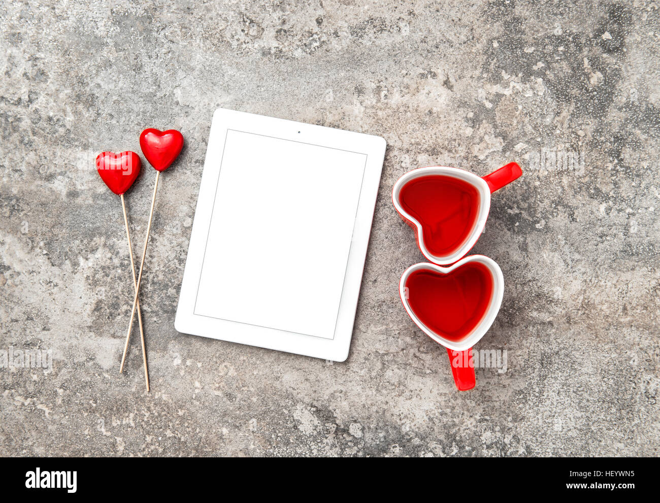 Tablet-PC mit roten Herzen Decoartion und Teetassen. Valentinstag-Konzept mit Platz für Text und Bild Stockfoto