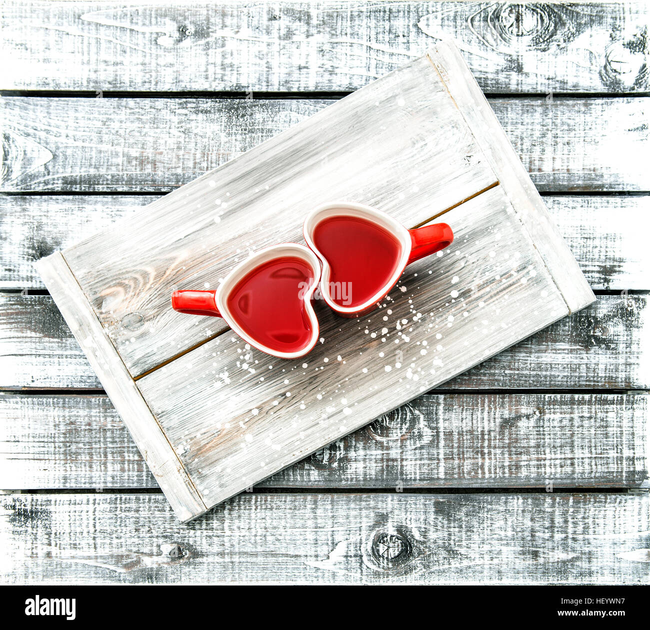 Herzförmige Schalen mit roter Tee trinken auf rustikalen hölzernen Hintergrund. Valentinstag-Konzept Stockfoto