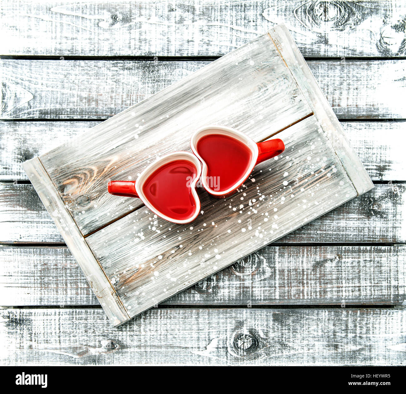 Herzförmige Schalen mit roter Tee trinken auf rustikalen hölzernen Hintergrund. Valentinstag-Konzept. Vintage-Stil getönten Bild Stockfoto